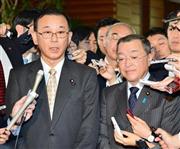 官邸を訪問後、軽減税率など報道陣の質問に答える自民党の谷垣禎一（さだかず）幹事長（左）と宮沢洋一税調会長＝２０１５年１２月１４日、首相官邸（斎藤良雄撮影）