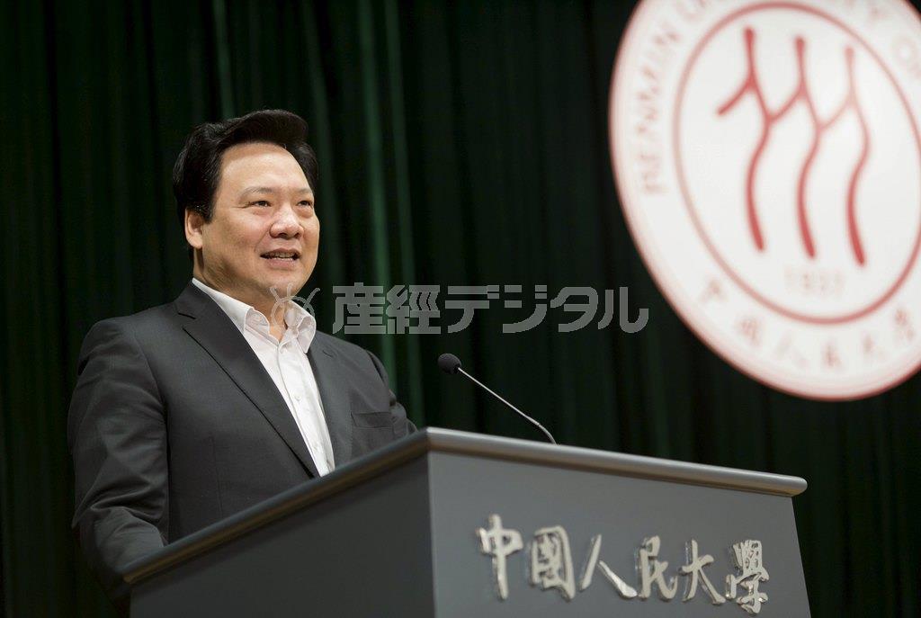 今年１０月３日の創立記念日に学生にスピーチする中国人民大学の陳雨露学長（現・中国人民銀行副総裁）。人民大は国家重点大学に指定される名門でありながら、入試での点数売買が広く行われていた＝２０１５年、中国・首都北京市（ロイター）