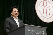 今年１０月３日の創立記念日に学生にスピーチする中国人民大学の陳雨露学長（現・中国人民銀行副総裁）。人民大は国家重点大学に指定される名門でありながら、入試での点数売買が広く行われていた＝２０１５年、中国・首都北京市（ロイター）