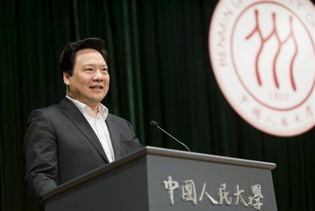 今年１０月３日の創立記念日に学生にスピーチする中国人民大学の陳雨露学長（現・中国人民銀行副総裁）。人民大は国家重点大学に指定される名門でありながら、入試での点数売買が広く行われていた＝２０１５年、中国・首都北京市（ロイター）