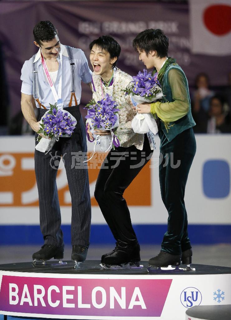 表彰台で笑顔の（左から）２位のハビエル・フェルナンデス、優勝した羽生結弦（はにゅう・ゆづる）、３位の宇野昌磨（しょうま）＝２０１５年１２月１２日、スペイン・カタルーニャ自治州バルセロナ（共同）