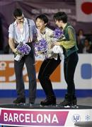 表彰台で笑顔の（左から）２位のハビエル・フェルナンデス、優勝した羽生結弦（はにゅう・ゆづる）、３位の宇野昌磨（しょうま）＝２０１５年１２月１２日、スペイン・カタルーニャ自治州バルセロナ（共同）