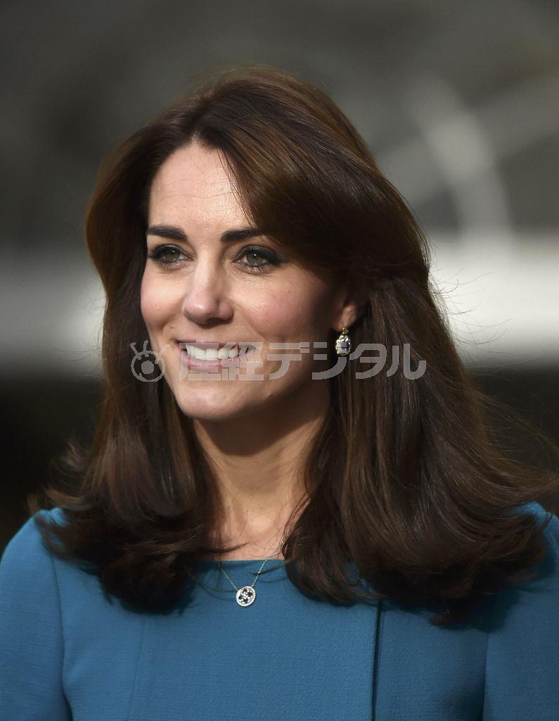 英国のキャサリン妃＝２０１５年１２月１０日、英国・ワーミンスター（ロイター）