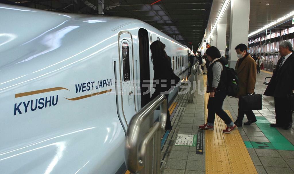 全線開業から４年を迎えた九州新幹線。今日も大勢の客を乗せて走る＝１２日午後、福岡市博多区のＪＲ博多駅