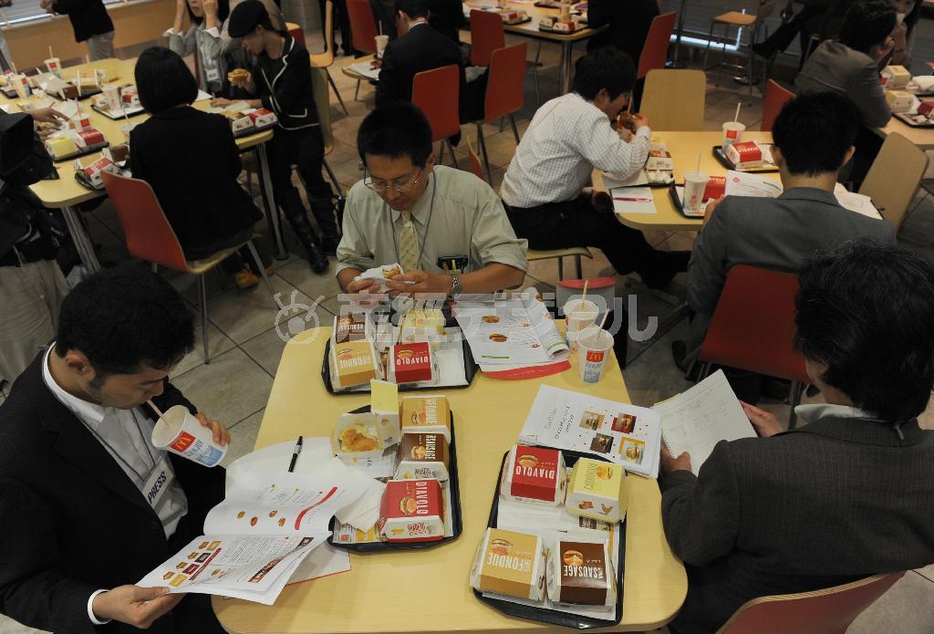 ハンバーガーを店内で食べれば１０％、テークアウトなら８％。１２月１５日の税制協議会では外食をめぐる線引き案がまとまった＝２０１０年９月３０日、東京都新宿区（寺河内美奈撮影）