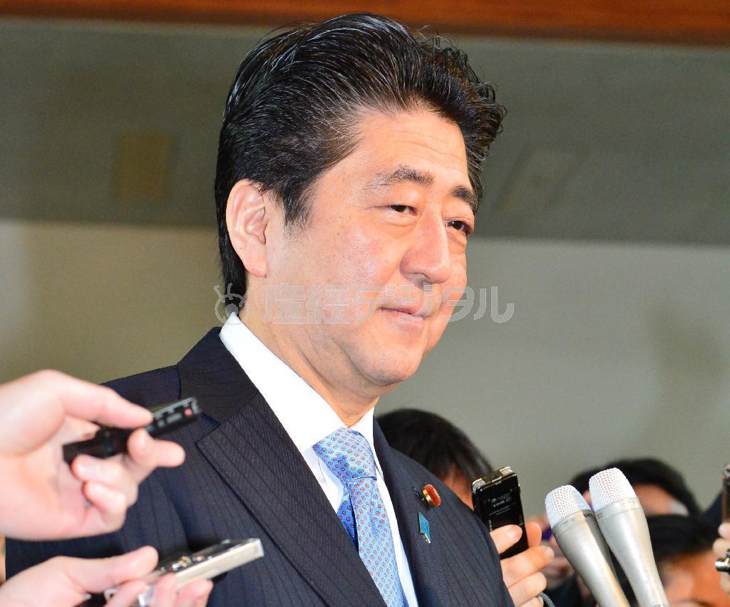 消費税の軽減税率について報道陣の質問を受ける安倍晋三（しんぞう）首相＝２０１５年１２月１４日、首相官邸（斎藤良雄撮影）