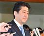 消費税の軽減税率について報道陣の質問を受ける安倍晋三（しんぞう）首相＝２０１５年１２月１４日、首相官邸（斎藤良雄撮影）