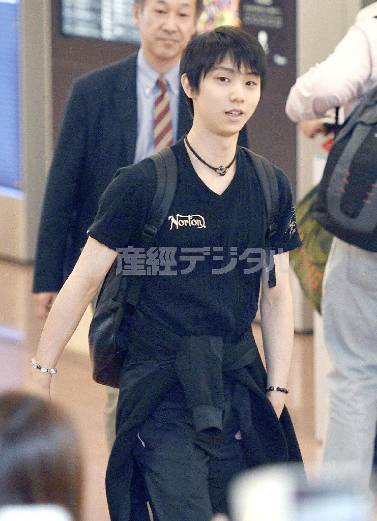 スペイン・カタルーニャ自治州バルセロナから帰国した羽生結弦（はにゅう・ゆづる）＝２０１５年１２月１５日午後、東京都大田区の羽田空港（共同）