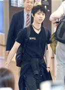 スペイン・カタルーニャ自治州バルセロナから帰国した羽生結弦（はにゅう・ゆづる）＝２０１５年１２月１５日午後、東京都大田区の羽田空港（共同）