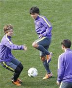 調整する佐藤寿人（ひさと、中央）ら広島イレブン＝２０１５年１２月１５日、大阪市（共同）