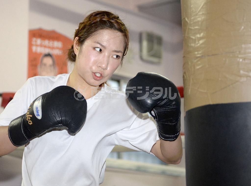 ３度目の防衛に向け調整するＷＢＣ女子ミニフライ級チャンピオンの黒木優子（ゆうこ）＝２０１５年１２月１５日、福岡県福岡市博多区（共同）