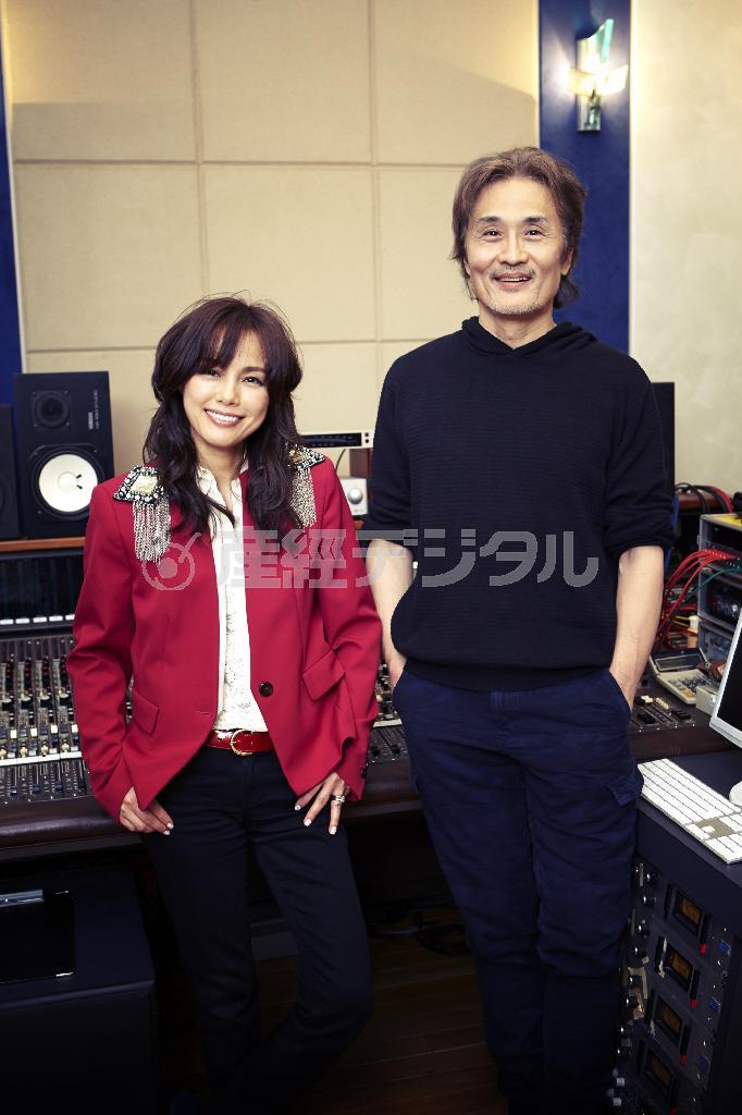 【メディアトリガーｐｌｕｓ（試聴無料）】恩師であるプロデューサー、織田哲郎さん（右）との再会を喜ぶ相川七瀬さん＝２０１５年１２月４日（岡崎健志さん撮影、提供写真）