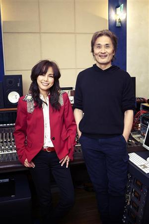 【メディアトリガーｐｌｕｓ（試聴無料）】恩師であるプロデューサー、織田哲郎さん（右）との再会を喜ぶ相川七瀬さん＝２０１５年１２月４日（岡崎健志さん撮影、提供写真）