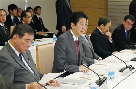 国家戦略特区の諮問会議であいさつする安倍晋三首相。左は石破茂地方創生相＝１５日、首相官邸