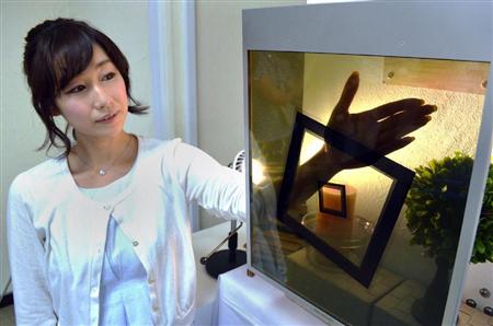 動画を表示しながら裏側が透けて見えるシャープの新型液晶。新製品も起死回生につながらず？＝今年６月、大阪市北区