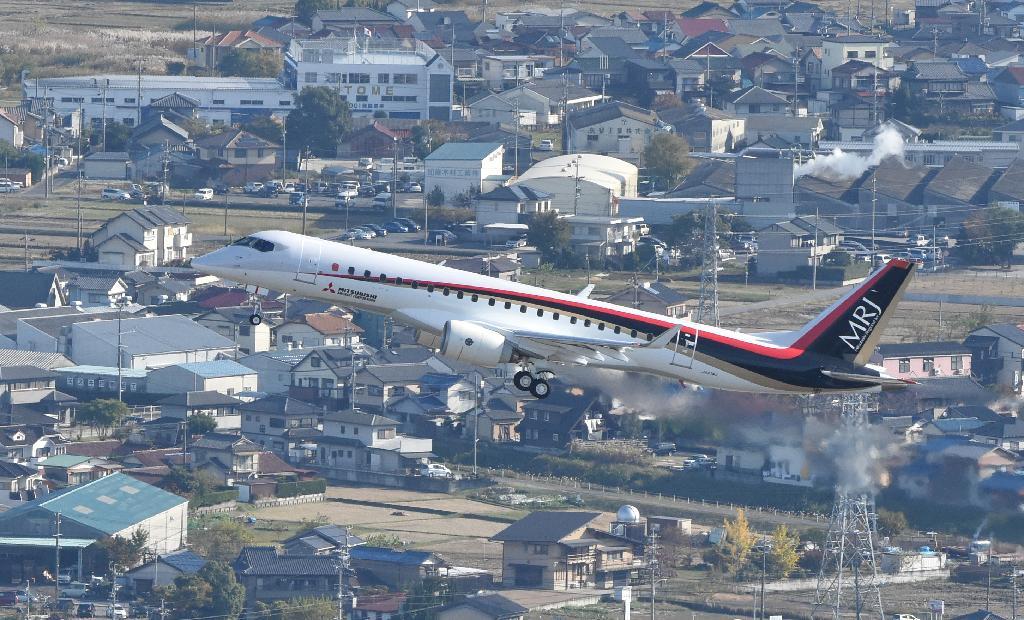 初飛行に成功したＭＲＪ＝愛知県豊山町（本社ヘリから、竹川禎一郎撮影）