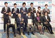 年間表彰式「アスレティック・アワード」に出席した各受賞者。（前列左から）サニブラウン・ハキーム、宮崎秀吉（ひできち）さん、谷井孝行、有森裕子（ありもり・ゆうこ）さん、北口榛花（はるか）。（後列左から）谷口耕太郎、桐生祥秀（よしひで）、藤光（ふじみつ）謙司、荒井広宙（たかひろ）、伊藤舞、鈴木雄介＝２０１５年１２月１６日午後、東京都港区（共同）