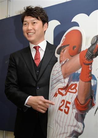 契約更改を終え、記者会見でポーズをとる広島の新井貴浩＝２０１５年１２月１６日、広島県広島市南区のマツダスタジアム（共同）