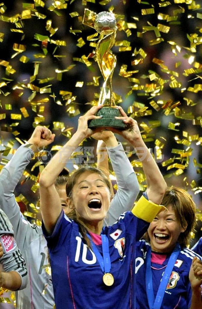 ２０１１年７月、サッカー女子Ｗ杯で米国を破って初優勝を果たし、トロフィーを掲げる澤穂希（さわ・ほまれ）＝ドイツ・ヘッセン州フランクフルト（共同）