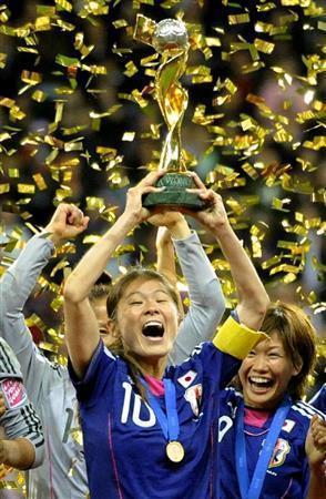 ２０１１年７月、サッカー女子Ｗ杯で米国を破って初優勝を果たし、トロフィーを掲げる澤穂希（さわ・ほまれ）＝ドイツ・ヘッセン州フランクフルト（共同）