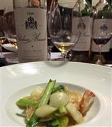 「シャトー・ミュザール・ホワイト１９９９」を大海老と銀杏・百合根の春雨腐乳煮込みに合わせて＝２０１５年１２月４日（青木冨美子さん撮影）