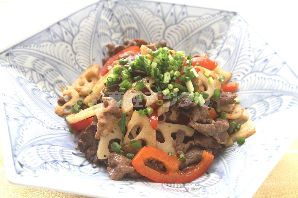 牛肉とレンコンの和風ピリ辛炒め。※３１６ｋｃａｌ、塩分０．９グラム（１人分）