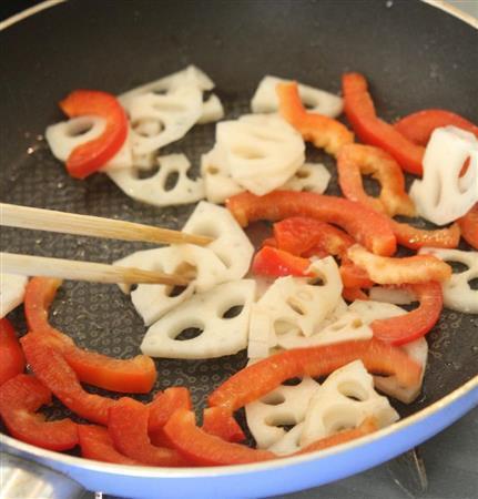 牛肉とレンコンの和風ピリ辛炒め（作り方１）＿＿フライパンに油を大さじ１／４入れて熱し、塩をふった牛肉を炒め、色が変わったら取り出す。