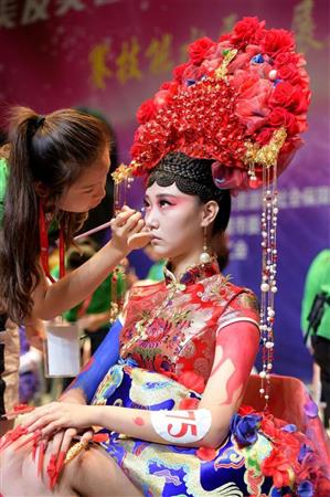 浙江省寧波市では９月、ヘアメークを競う美容師の技能コンクールが行われた。中国ではこれまで多くの技能系職業で就職の際、職業資格証明書が必要とされていた（中国新聞社）