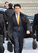 ソウル中央地裁に入る加藤達也前ソウル支局長＝１７日、韓国・ソウル（納冨康撮影）
