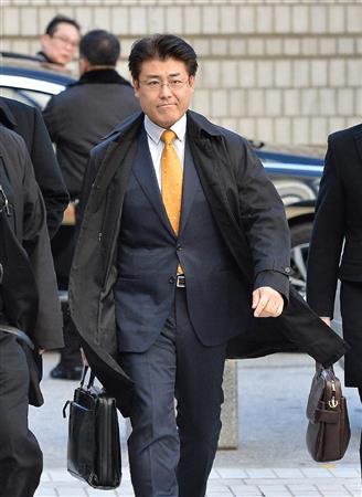 ソウル中央地裁に入る加藤達也前ソウル支局長＝１７日、韓国・ソウル（納冨康撮影）