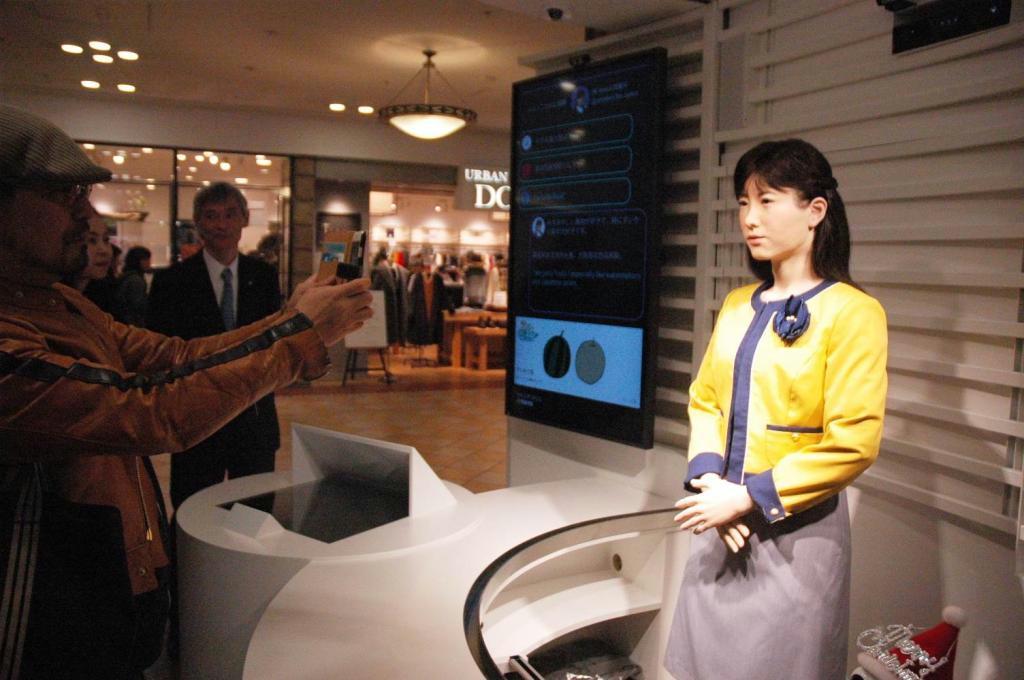 東芝が本格デビューさせた最新型アンドロイド「地平ジュンこ」＝１７日、東京都港区