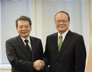 社長交代を発表する三菱商事の小林健社長（左）と次期社長に就任する垣内威彦常務執行役員＝１８日、東京都港区（田中すみ子撮影）