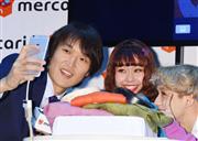 「メルカリ」のＰＲイベントで、実際にアプリを使用する千原ジュニア（左）＝８日、東京都内