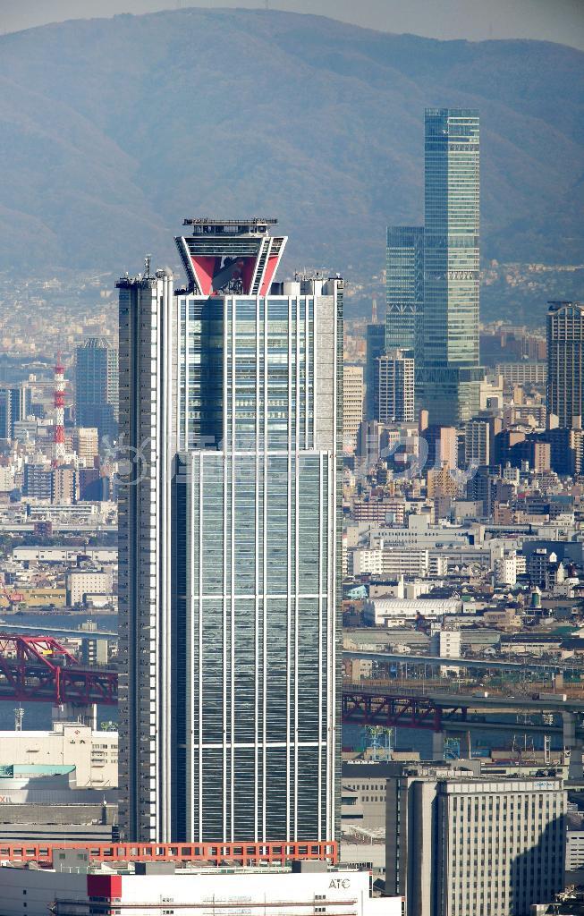 埋め立て地に立つ大阪府の咲洲庁舎（さきしまちょうしゃ、手前）と、日本一の超高層ビル「あべのハルカス」（奥）。長周期地震動が来れば、人が立っていられないほどの揺れが想定される＝２０１５年１２月１７日、大阪市住之江区（共同）