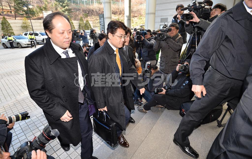 判決公判に出廷するため、ソウル中央地裁に入る加藤達也前ソウル支局長＝２０１５年１２月１７日、韓国・首都ソウル（納冨康撮影）