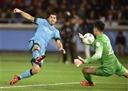 広州恒大戦の後半５分、２点目のゴールを決めるバルセロナのルイス・スアレス（左）＝２０１５年１２月１７日、神奈川県横浜市港北区の日産スタジアム（共同）