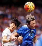 サッカーの女子米国代表、ＦＷアビー・ワンバック（右）＝２０１５年１２月１６日、米ルイジアナ州ニューオーリンズ（ＡＰ）
