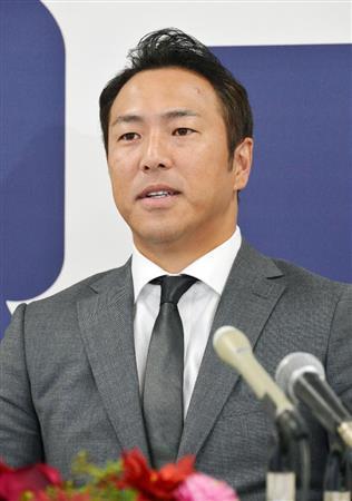 契約更改を終え、記者会見する広島の黒田博樹＝２０１５年１２月１７日、広島県広島市（共同）