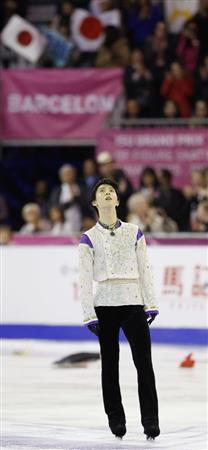 圧巻のフリー演技を終えた羽生結弦（はにゅう・ゆづる）。見上げる高みは、どこに限界があるのだろう＝２０１５年１２月１３日、スペイン・カタルーニャ自治州バルセロナ（共同）