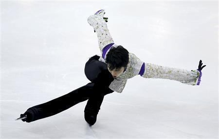 何かに憑依されたかのように独特の世界を作り出す羽生結弦（はにゅう・ゆづる）の「ＳＥＩＭＥＩ」。迫力の舞に観客も息を飲んだ＝２０１５年１２月１２日、スペイン・カタルーニャ自治州バルセロナ（ロイター）