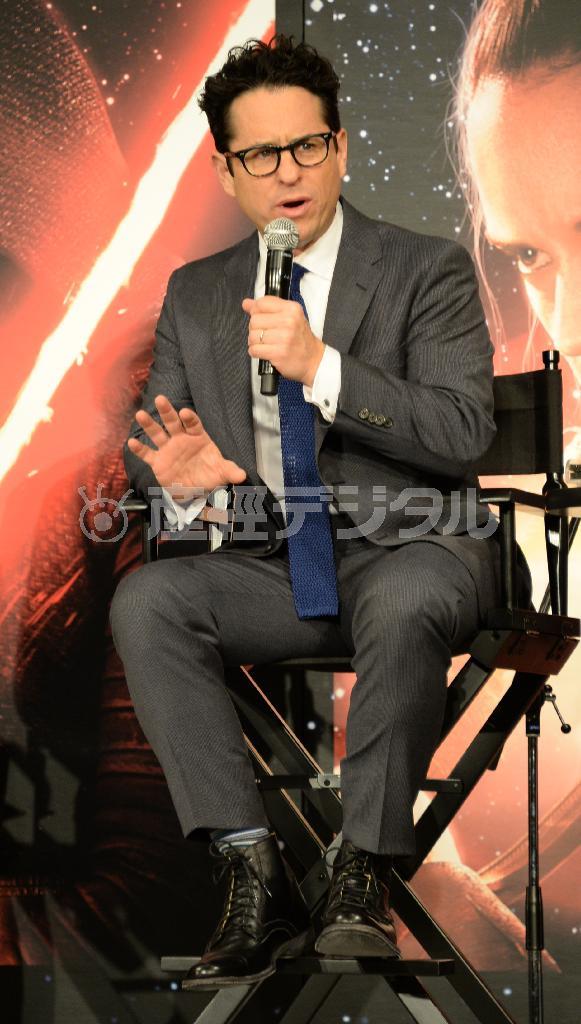 自分自身と高田馬場との奇妙な縁を明かしたＪ．Ｊ．エイブラムス監督＝２０１５年１２月１１日午後、千葉県浦安市（宮川浩和撮影）