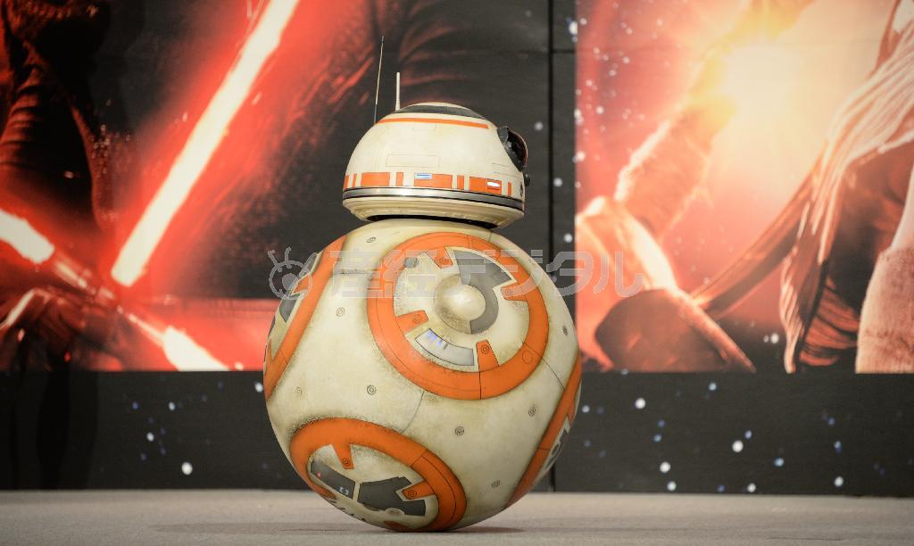 会見場を走り回る愛らしいドロイドＢＢ－８＝２０１５年１２月１１日午後、千葉県浦安市（宮川浩和撮影）
