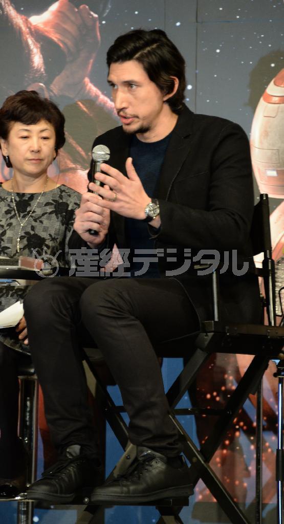 来日会見であいさつをするアダム・ドライバーさん＝２０１５年１２月１１日午後、千葉県浦安市（宮川浩和撮影）