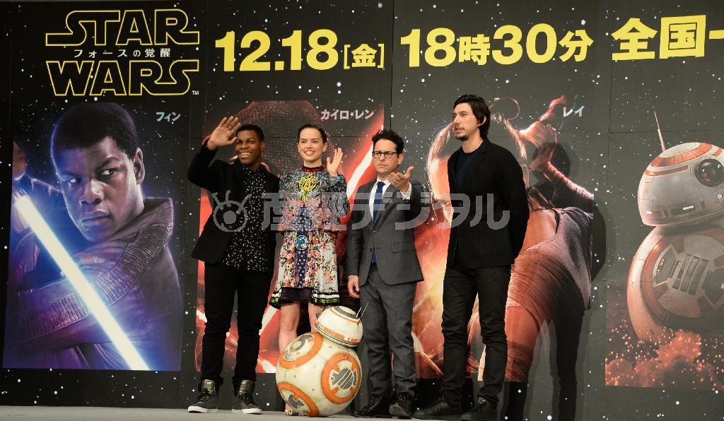 記念撮影に臨む（左から）ジョン・ボイエガさん（フィン役）、デイジー・リドリーさん（レイ役）、ドロイドＢＢ－８、Ｊ．Ｊ．エイブラムス監督、アダム・ドライバーさん（カイロ・レン役）＝２０１５年１２月１１日午後、千葉県浦安市（宮川浩和撮影）