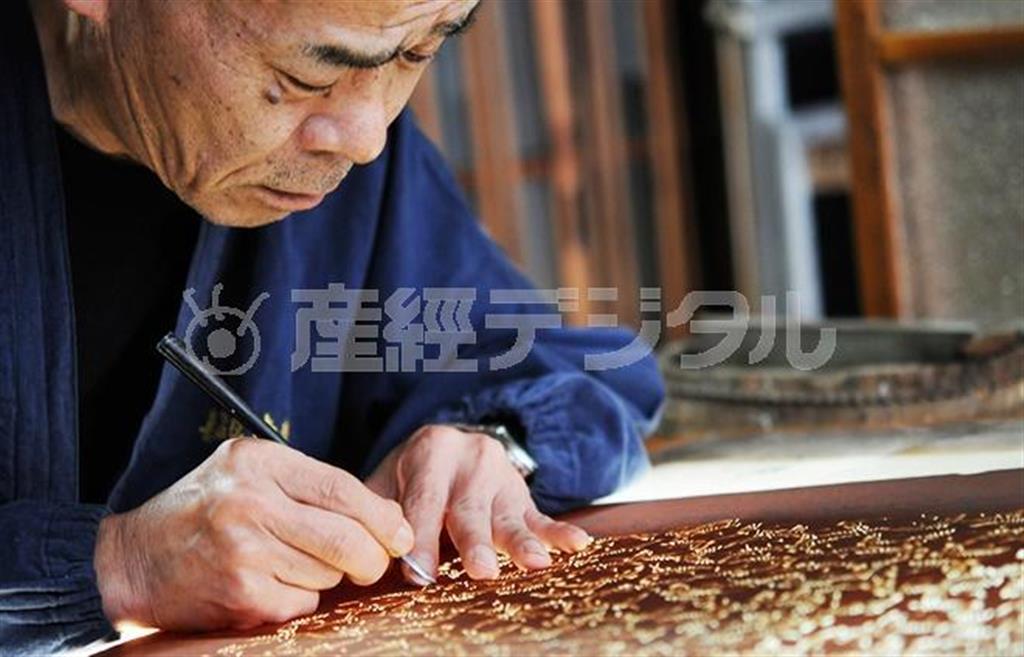 西村武志さんの彫り作業の様子。一つ一つ丁寧に彫り上げていく姿には「Ｌｅｇｅｎｄ」のオーラが漂う（西村友禅彫刻店提供）