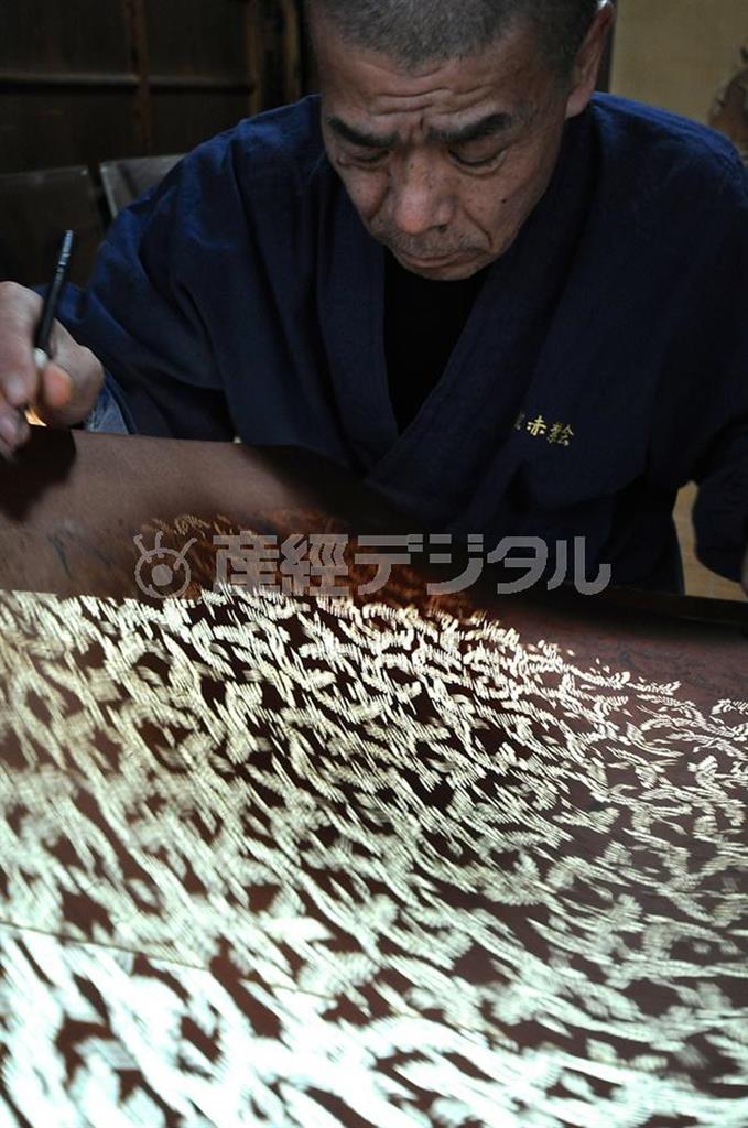 繊細な型紙を彫り上げるには、大きなものになると数カ月を要することもある（西村友禅彫刻店提供）