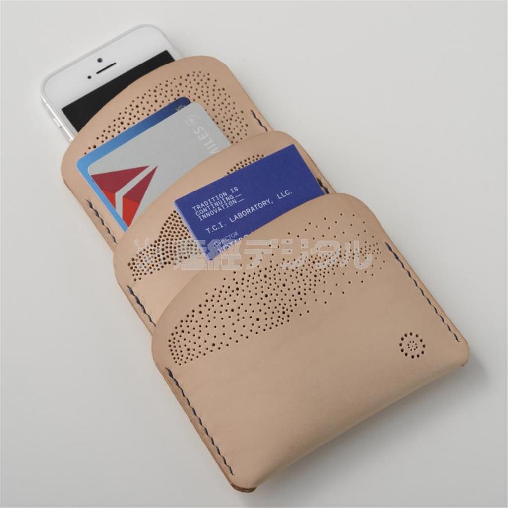友禅彫刻の技術を革に応用した製品。フランス人デザイナーとのコラボレーションから生まれた（西村友禅彫刻店提供）