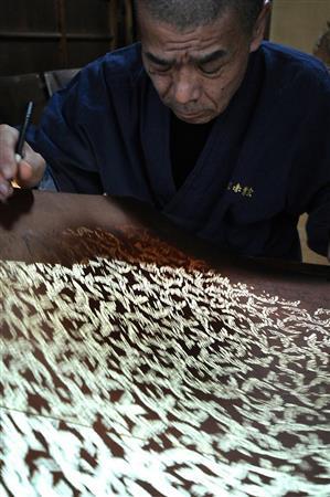 繊細な型紙を彫り上げるには、大きなものになると数カ月を要することもある（西村友禅彫刻店提供）