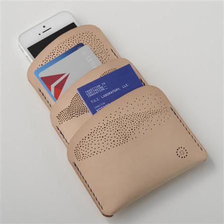 友禅彫刻の技術を革に応用した製品。フランス人デザイナーとのコラボレーションから生まれた（西村友禅彫刻店提供）