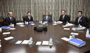 金融政策決定会合に臨む日銀の黒田総裁（中央）ら＝１８日午前、日銀本店